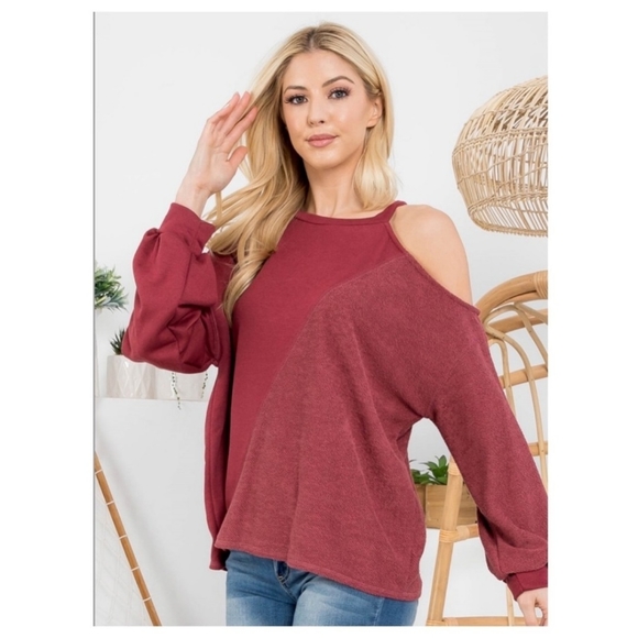 🧡6/$25🧡 Burgundy cold shoulder top - Picture 2 of 7
